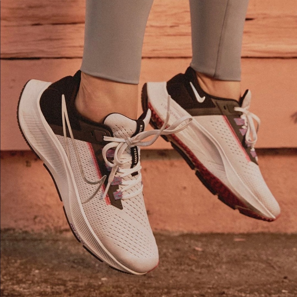 Nike Women's Air Zoom Pegasus 38 Running Shoes
